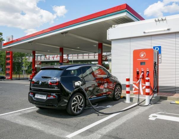 Schnell-Ladesäule an einer Star-Tankstelle.  Foto: Auto-Medienportal.Net/Orlen